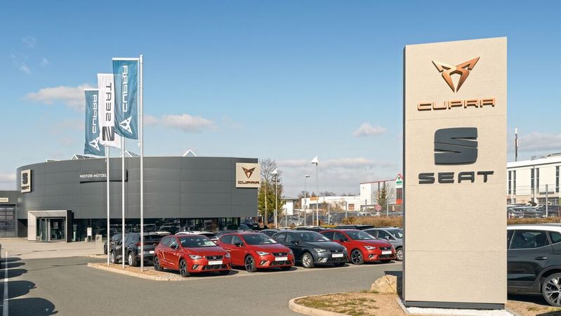 Die Motor-Nützel-Gruppe, im Bild der Firmensitz in Bayreuth, investiert in den Vertrieb von Cupra und Seat durch die Übernahme von vier Betrieben.(Bild:  Motor-Nützel-Gruppe)