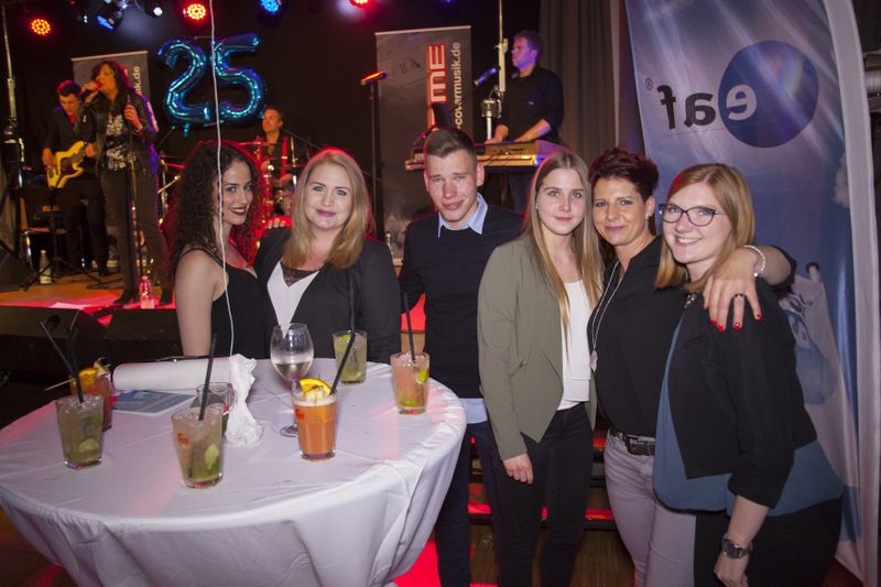 (v. l.) Katharine Heek, Melina Coenen, Nico Schulz, Maike Lelie, Janine van Aken, Verena Meesters (alle eaf) (Bild: eaf computer service supplies)