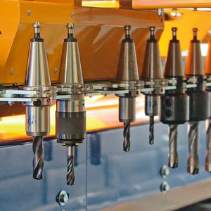 Der 8-fache Werkzeugwechsler dient für den schnellen und präzisen Austausch von Werkzeugen der Bohranlage, um Ungenauigkeiten und technische Verzögerungen zu vermeiden.(Bild:  Fercher)