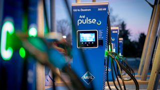 Leere Ladestationen: Die E-Auto-Zulassungen bleiben weit hinter den Zielen zurück, der VDA senkt jetzt die Prognose. (Bild: Aral)