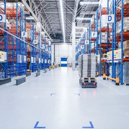 Im Novo Nordisk-Werk im nordostchinesischen Tianjin übernehmt eine mobile Roboterflotte den Transport von Verpackungsmaterialien. Im Novo Nordisk-Werk im nordostchinesischen Tianjin übernehmt eine mobile Roboterflotte den Transport von Verpackungsmaterialien.