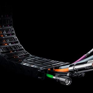 Mit dem Heluchain System zeigt Helukabel auf der SPS eine innovative Systemlösung für lineare Bewegungsanwendungen in Maschinen- und Anlagenbau und Automation. (Bild:  Helukabel)