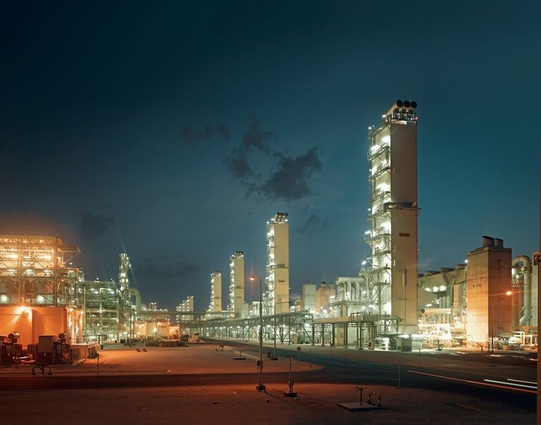 Die weltweit größte so genannte Gas-to-Liquids(GTL)-Anlage ging 2011 in Katar in Betrieb. Bei voller Auslastung werden hier 140.000 Barrel flüssiger Kohlenwasserstoffe und 120.000 Barrel Kondensat, Flüssiggas und Ethan pro Tag produziert. Acht große, von Linde erbaute Luftzerlegungsanlagen versorgen die Anlage mit dem benötigten Sauerstoff - rund 860.000 Kubikmeter pro Stunde. (Bild: Linde)
