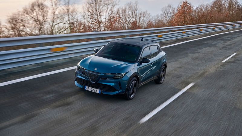 Bei dem 29.500 Euro teuren Ibrida handelt es sich nicht um einen Vollhybriden, sondern um ein Antriebssystem mit 48-Volt-Technik.(Bild:  Alfa Romeo)