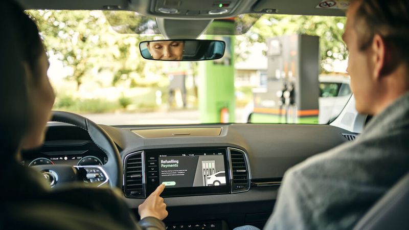 Nach Mercedes bieten mittlerweile auch Skoda und BMW ihren Kunden die Komfortfunktion an.(Bild:  Skoda)