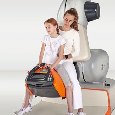 Patienten nach einer schweren Erkrankung durch therapeutisches Reiten wieder mobiler und unabhängiger machen: Das ist das Ziel der sogenannten Hippotherapie. Mit Hilfe von innovativen Technologien und Robotik ist das nun auch ohne Pferde möglich. (Bild: intelligent motion)