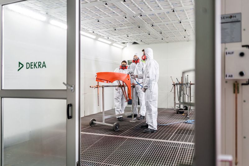 Das Ausbildungszentrum verfügt über eine moderne Sehon Lackier- und Trockenkabine. (Dekra)