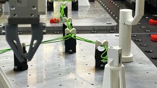 Cellios: Roboterbasierte Kabelmontage –
Cellios entwickelt automatisierte Lösungen für die Kabelkonfektion, um repetitive Handarbeit in dieser Branche zu reduzieren. Durch „feinfühlige“ Roboter kann Cellios das Stecken von Kabeln automatisieren, eine Aufgabe, die aufgrund der Variantenvielfalt bislang kaum automatisiert wurde. Das Unternehmen bietet schlüsselfertige Gesamtlösungen inklusive Hardware und profitiert weiterhin von einer engen Zusammenarbeit mit dem Fraunhofer IPA. (Bild: Cellios)