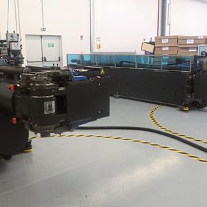 Für den Biegeprozess in der modernen Fabrik von TDM sind zwei Rohrbiegemaschinen der Aircraft Edition von Schwarze-Robitec im Einsatz: die einrillige CNC 40 E TB und die CNC 40 Rotary mit rotierendem Biegekopf.(Bild:  TDM Aerospace)
