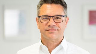 Joachim Schuhbauer: „Die letzten Monate lehren uns, die Abhängigkeiten von einem zu kleinen Kreis von Lieferanten abzubauen und ein zuverlässiges Netzwerk für Customizing und Produktion in Europa aufzubauen.“ (Andreas Ulrich Abele)