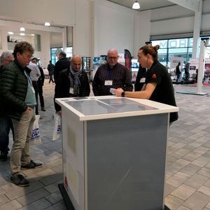 David Kukies, Axalta, erläuterte Reparaturmöglichkeiten an der Caravan-Außenhaut.(Bild:  Wenz - VCG)