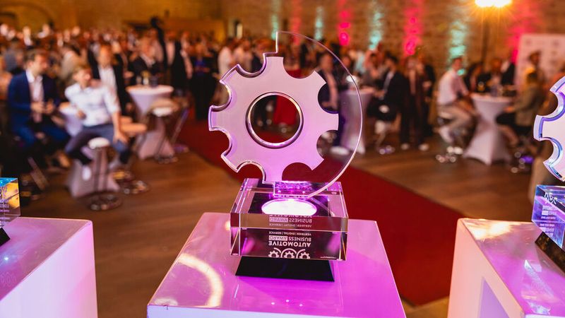 Der Automotive Business Award 2026 wurde im Wöllrieder Hof bei Würzburg verliehen. Wer zum Gesamtsieger in den drei Kategorien Vertrieb, Digital und Service gekürt wurde, blieb bis zuletzt ein Geheimnis.  (Bild: Stefan Bausewein)