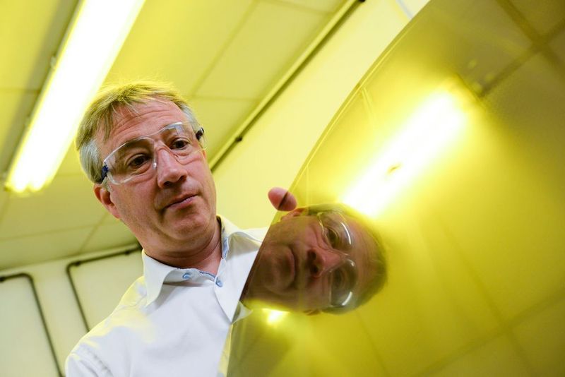 Mit dem bloßen Auge nicht zu erkennen: Auf dem Trägersubstrat ... (Bild: Precision Micro)