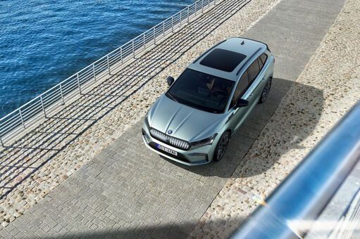 Der Enyaq hat einen individuellen Designansatz: Auffällig sind die stark konturierte Motorhaube, ...  (Bild: Skoda)