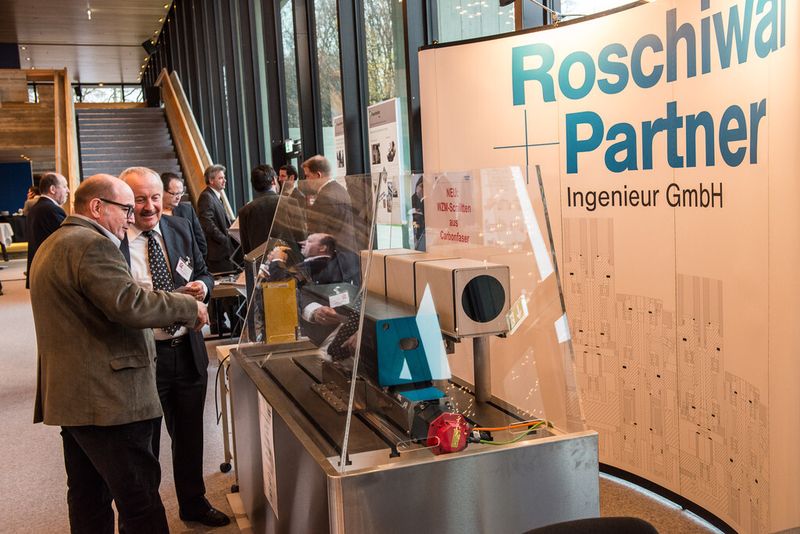 Der Aussteller Roschiwal, Augsburg, entwickelte einen CFK-Spindelschlitten für Werkzeugmaschinen. An der Hochschule Reutlingen wurden ein Vergleichstest mit einer konventionellen Stahlschweißkonstruktion vorgenommen. Das Ergebnis spricht für CFK. (Bild: Mack)