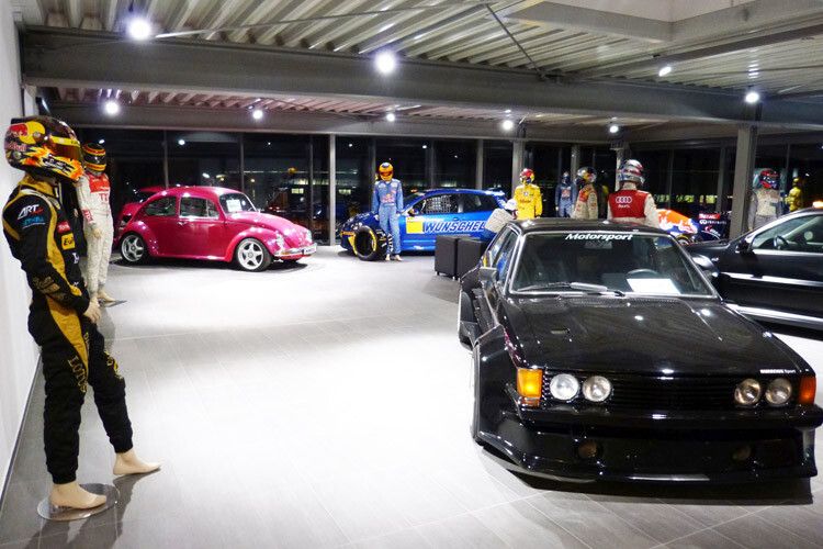 Das Obergeschoss teilen sich ein Rennsport-Showroom und die hauseigene Designabteilung. (Foto: Wunschel)