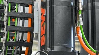 FLT einen neuen modularen Achs- und Portalbaukasten entwickelt, mit dem sich verschiedene Baugrößen an hoch dynamischen Portalrobotern und Achsen realisieren lassen. Im Standard werden Verfahrgeschwindigkeiten bis 4,5 m/s und Beschleunigungen bis 6 m/s² erreicht. Handhabungsgewichte bis über 1.000 kg stellen dabei hohe Anforderungen an die Antriebsmechanik.  (SEW)