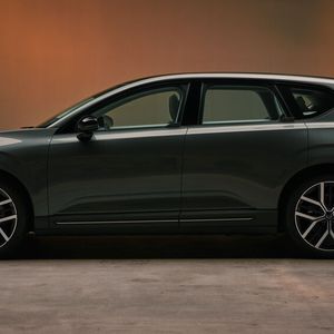 Der gut 4,8 Meter lange und knapp 1,6 Meter hohe EX60 reiht sich zwischen den beiden vollelektrischen Volvo-Modellen EX40 und EX90 ein. Das Heck fällt sanft ab. Auffallend sind die sehr kurzen Überhänge. Der Radstand ist knapp 3 Meter lang. (Bild:  Volvo)