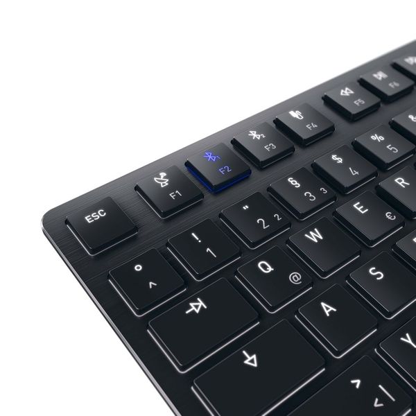 Der gewählte Verbindungsmodus wird ebenfalls durch RGB-LEDs in den Funktionstasten angezeigt. So etwa der ausgewählte Bluetooth-Kanal ... (Bild: Cherry)