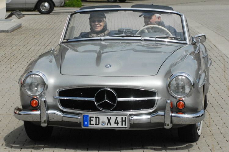 Ikone: Der Mercedes 190 SL (Baujahr 1959) hat viele Stilelemente vom großen Bruder Mercedes 300 SL. (Foto: Zietz)