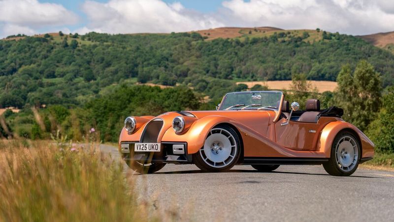 Der Morgan Supersport hat die Technik eines Neuwagens, sieht aber aus wie ein Oldtimer. Einzig die LED-Beamer in den Froschaugen sind ein bewusster Kontrast, der den vermeintlichen Oldtimer zurück ins Hier und Heute holt. (Bild: Morgan)