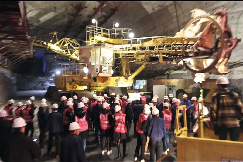 Besuch im Bergwerk in Merkers: In diesem Großbunker können 50 000 t Rohsalz zwischengelagert werden. Hier steht der größte untertägige Schaufelradbagger der Welt. (Bild: Maschinenmarkt)