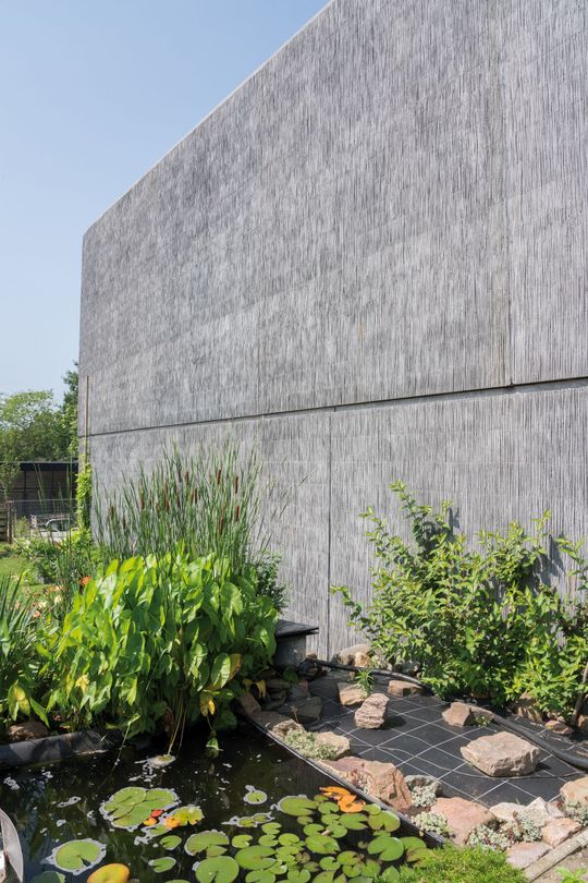 (Zunächst versuchten die Planer den Beton mithilfe von echtem Schilf nachzubilden. Dies führte jedoch nicht zum gewünschten Erfolg, worauf hin sie auf NOE aufmerksam wurden. Bildquelle: NOE)