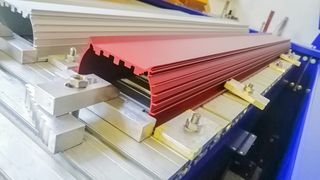 Astro Holdings aus Südafrika bearbeitet unter anderem solche Aluminium-Strangpressprofile. Damit das noch wirtschaftlicher abläuft, hat man sich eine Fräsanlage des Typs Micromill von Microstep angeschafft. (Microstep)