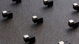 Vibroakustische Metamaterialien sind spezifisch ausgelegte Strukturen, bestehend aus einer Mehrzahl von periodischen mechanischen Resonatoren, die auf das Zielbauteil aufgebracht werden. Ihre Kleinskaligkeit sowie unterschiedliche Design- und Herstellungskonzepte ermöglichen die Integration in eine Vielzahl unterschiedlicher Strukturkomponenten. (Bild: Fraunhofer LBF)