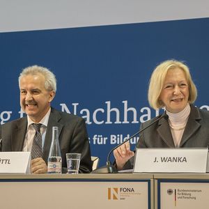 Bundesforschungsministerin Johanna Wanka stellt das neue Rahmenprogramm „Forschung für Nachhaltige Entwicklung“ (FONA3) der Öffentlichkeit vor.