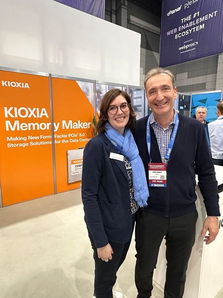 Annika Oosterhof und Zacharie Parker (Kioxia) freuen sich auf jeden Besucher. (Bild: Vogel IT-Medien GmbH)