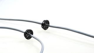 Duchführungstüllen von Elpac schützen Kabel und Leitungen in Durchbrüchen vor scharfen Kanten  (Bild: Elpac)