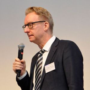 VDNV-Geschäftsführer Thorsten Herzog moderierte die Veranstaltung.(Bild:  Simon/»kfz-betrieb«)