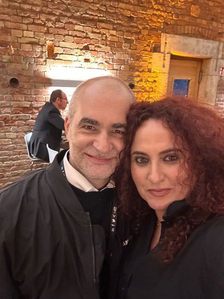 Wenn Steven Pollok (Samsung) und Besa (IT-BUSINESS) ihre Köpfe zusammen stecken, hecken sie meistens etwas aus. (Bild: Vogel IT-Medien)