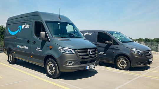 Mit rund 5.000 elektrischen Lieferfahrzeugen für Amazon hat Mercedes-Benz seinen bisher größten Einzelauftrag für E-Vans erhalten.(Bild:  Amazon)