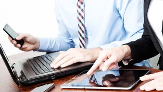 Bring your own Device: Mobiles Arbeiten via Smartphone und Tablet hält immer mehr Einzug in den Arbeitsalltag. Unternehmen sollten daher eine entsprechende Sicherheitsstrategie entwickeln. (© Fotowerk - Fotolia.com)