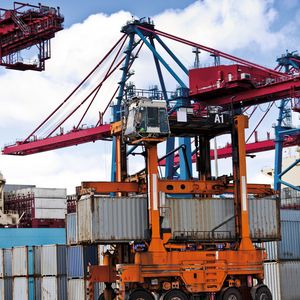 Portalhubwagen, die in Hafenanlagen eingesetzt werden, heben bis zu 60 t und 
können Container auf vier Etagen stapeln. 