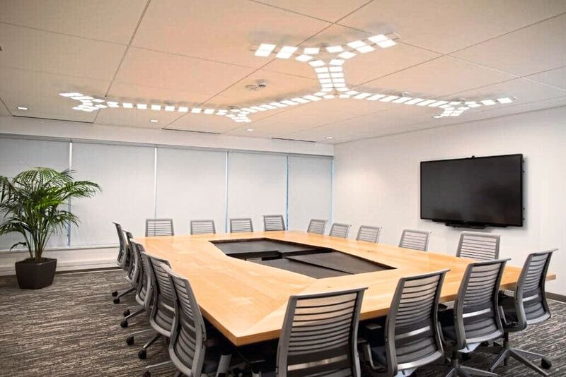 Mit der OLED für die Beleuchtung lassen sich Büroräume in ein natürliches, angenehmes Licht tauchen