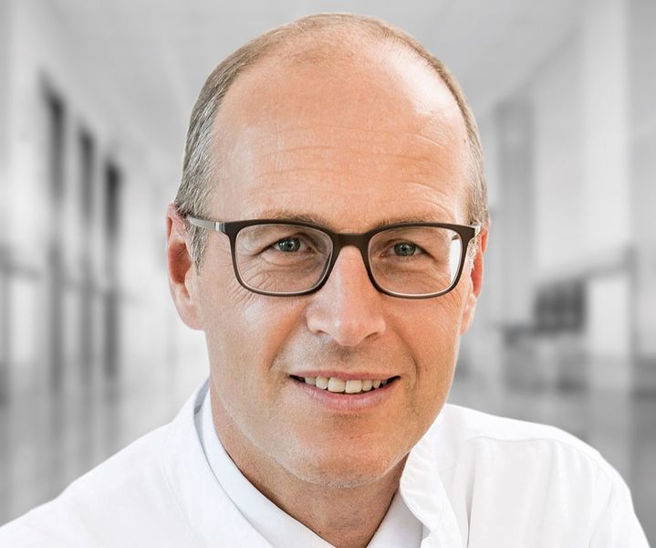 „Die aktuelle semi-autonome Technik unterscheidet sich von der autonomen Robotertechnologie von vor 15 Jahren. Wir können unsere Eingriffe sehr genau planen und besonders präzise umsetzen“, Professor Dr. Henning Windhagen, Direktor der Orthopädischen Klinik der Medizinischen Hochschule Hannover im Diakovere Annastift. (privat)