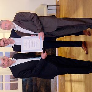 Ausgezeichnet mit der silbernen Ehrennadel des Kfz-Gewerbes Hessen: (v.li.) Michael  Kraft (Vizepräsident), Joachim Kuhn (Geschäftsführer) und Joachim Beranek. (Bild:  Zietz)