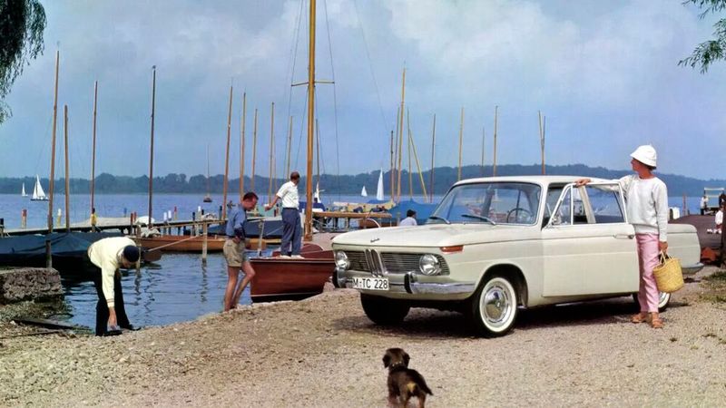 Bayerisches Idyll mit Dackel, Boot und Neuer Klasse – Der BMW 1500 beherrschte ab 1961 den Spagat zwischen Sportwagen, Familienlimousine und Businessliner. (Bild: BMW AG)