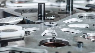 Das Drehtransferwerkzeug ermöglicht es, beim Feinschneiden möglichst viele Prozessschritte ins Werkzeug zu integrieren. (Feintool)