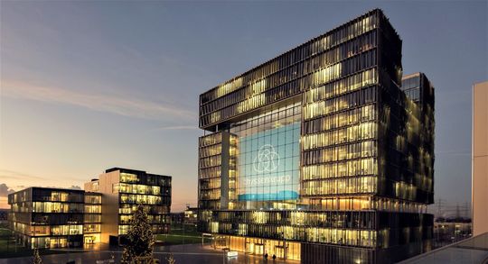 Thyssenkrupp veräußert seine baurelevanten Geschäftsfelder an die FMC Beteiligungs KG. Arbeitsplätze und Standort seien nicht bedroht, was sogar vertraglich garantiert sei.(Bild:  Thyssenkrupp)