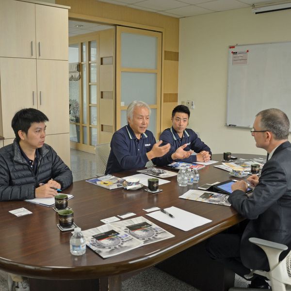David Hsiao, Head of Sauter Asia, has built up the business in Asia bit by bit. His son Allen (right) and Louis Liang support him today in building separate production on site in Taichung. (Jablonski)