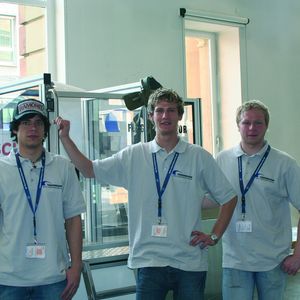 Ralph Strobel, Jürgen Stadelmaier (beide Auszubildende bei Bosch) und Matthias Müller (Fachschüler an der Max Eyth Schule in Stuttgart) haben mit dem Flugsimulator die Entausscheidung von Jugend forscht in Hamburg gewonnen. (v.l.n.r.)