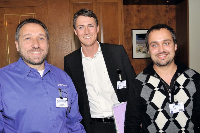 Lothar Esser (Quest, li.), André Eichnau (Mi.) und Timo Weich (beide Interschalt Maritime Systems) (Archiv: Vogel Business Media)