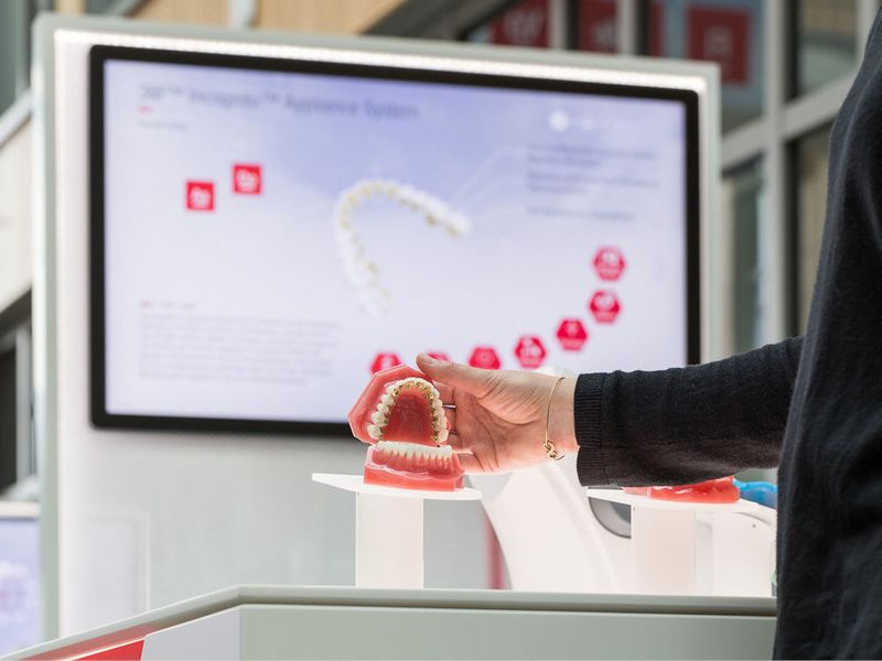 Im Inspiration Lab von 3M können Kunden zahlreiche Exponate anfassen und ausprobieren. Weiterführende Informationen in Form von Filmen, Bildern und Grafiken erscheinen automatisch auf einem großen Bildschirm. (Bild: 3M, dreiform/Stefan Schilling)
