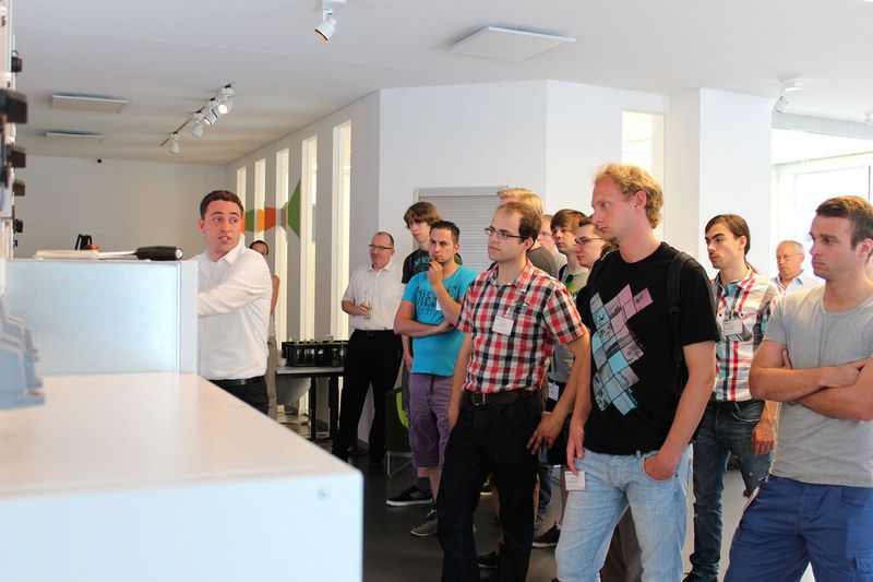 Arndt Spaan erklärt die Schaltanlagen im Showroom des Unternehmens. (Ormazabal)