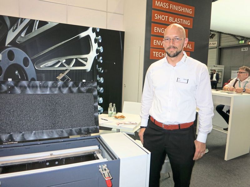 In der additiven Fertigung sind flexible Geräte gefragt, weiß Valentin Schulz, Verkauf Strahltechnik bei Rösler Oberflächentechnik. (Bild: Schäfer / Devicemed)