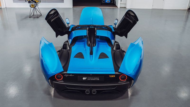 Die Türen werden nach oben und vorne geöffnet, außerdem lassen sich die hinteren Kotflügel hochklappen. (Bild: Gordon Murray)